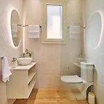 Vera - Brand New Seafront Villa! 阿里克斯