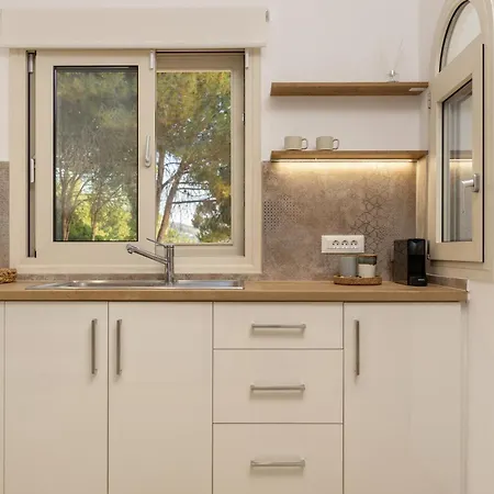 Vera - Brand New Seafront Villa! أليكيس