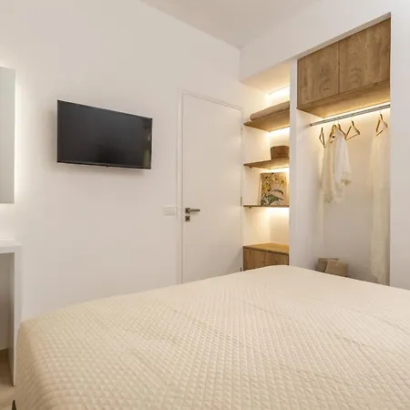 Vera - Brand New Seafront Villa! Αλυκών