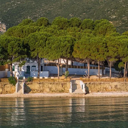 Vera - Brand New Seafront Villa! Αλυκών